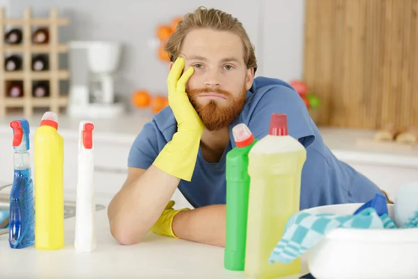 Homem Entediado Segurando Produto Limpeza — Fotografia de Stock