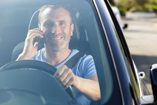 Χαμογελαστός Άνδρας Οδηγός Που Οδηγεί Αυτοκίνητο Και Καλεί Στο Τηλέφωνο — Φωτογραφία Αρχείου