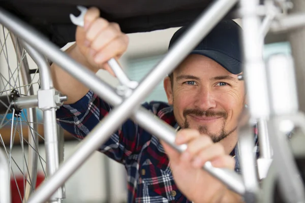 Muž Opravuje Vozík — Stock fotografie
