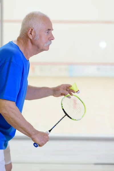 Senior Spielt Badminton Vor Gericht — Stockfoto