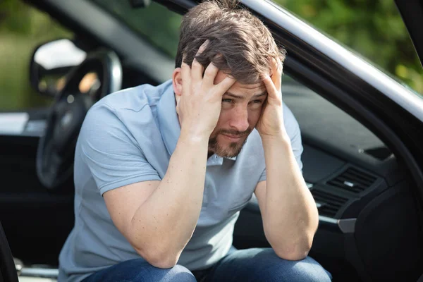 Przygnębiony Mężczyzna Jest Smutny Samochodzie — Zdjęcie stockowe