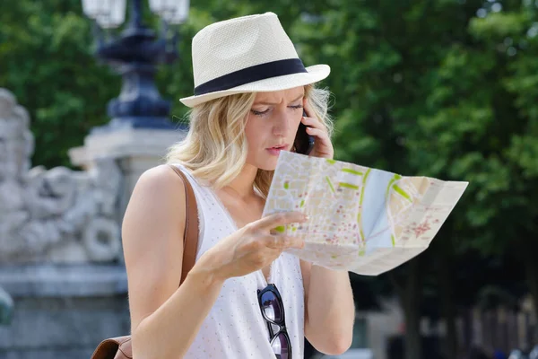 Kobieta Poruszająca Się Aplikacji Map Telefonów Komórkowych — Zdjęcie stockowe