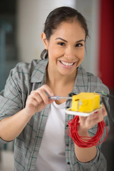 Eletricista Feminino Segurando Uma Caixa Elétrica — Fotografia de Stock