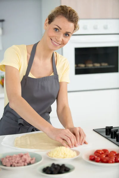 Mujer Positiva Cocinar Pizza Cocina —  Fotos de Stock