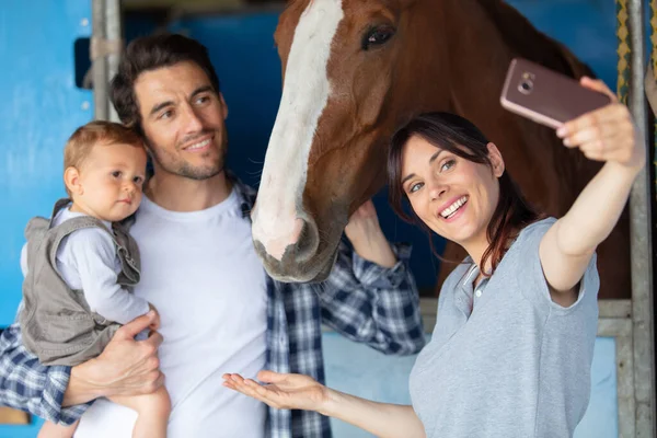 Lykkelig Familie Med Liten Sønn Står Med Hest – stockfoto