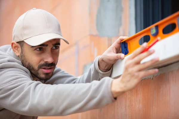 Hombre Con Ropa Especial Comprueba Nivel Ventana — Foto de Stock