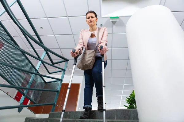 Jovem Mulher Descendo Escadas Sozinha Usando Muletas — Fotografia de Stock