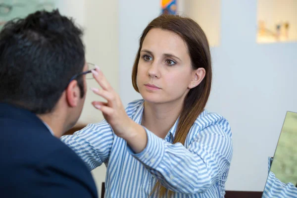 Aantrekkelijke Man Testen Van Nieuwe Bril Met Opticien — Stockfoto