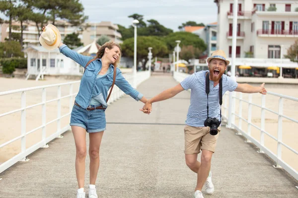 Beautiful Couple Walking Beach Having Fun — Stock Photo, Image
