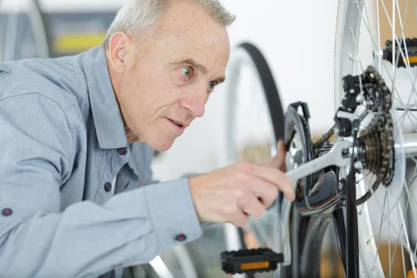 Senior Man Repareren Van Een Fiets Probleem — Stockfoto
