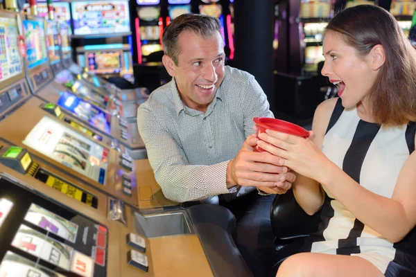 Friends Playing Slot Machines — Stock Photo, Image