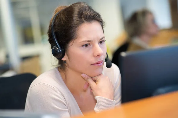Kvinnlig Arbetstagare Med Telefon Kontoret — Stockfoto