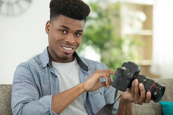 Jóképű Fiatal Afrikai Férfi Alkalmi Kezében Egy Kamera — Stock Fotó