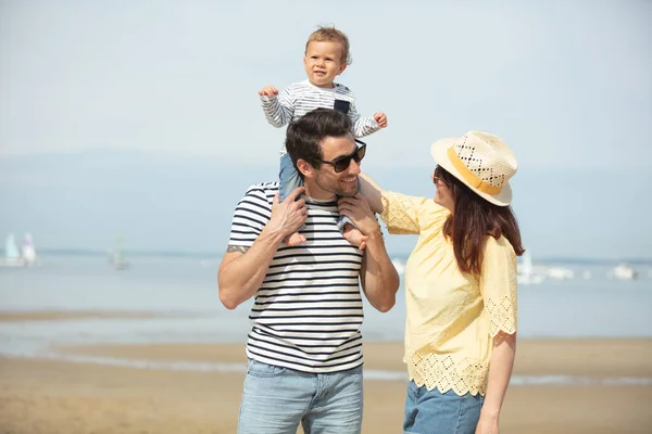 Eine Familie Spaziert Strand — Stockfoto