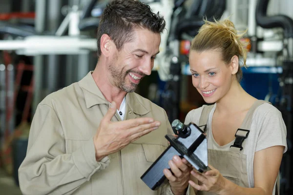 Werknemers Glimlachend Met Mechanische Onderdelen — Stockfoto