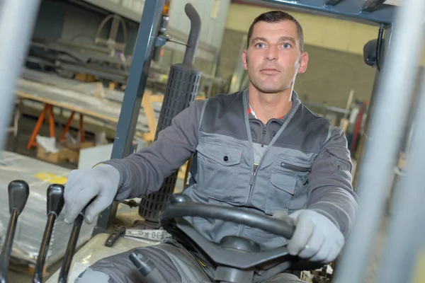 Homme Conduisant Chariot Élévateur Dans Entrepôt Pour Équipement Bricolage — Photo