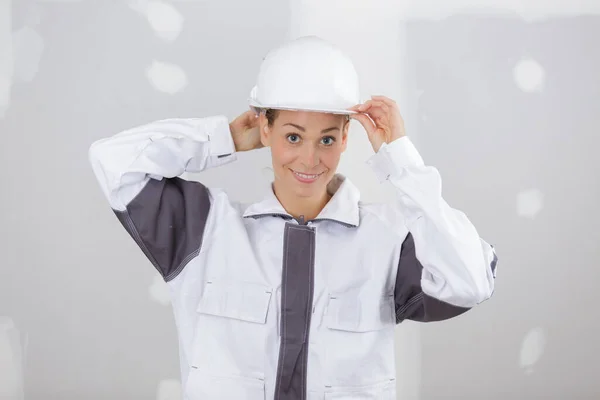 Empreiteira Feminina Segurando Seu Chapéu Duro — Fotografia de Stock