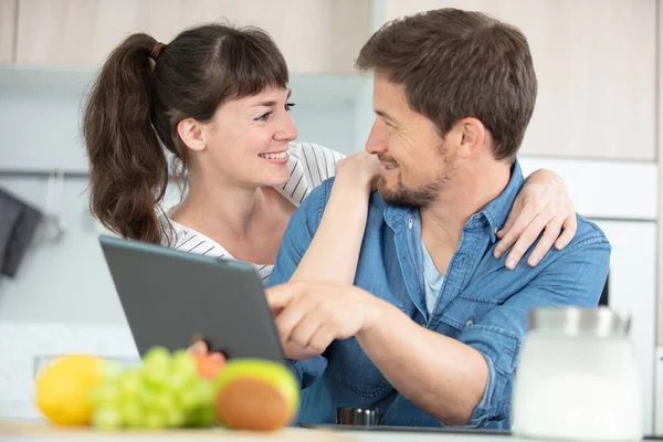 若いカップルはオンラインでメディアコンテンツを見て — ストック写真