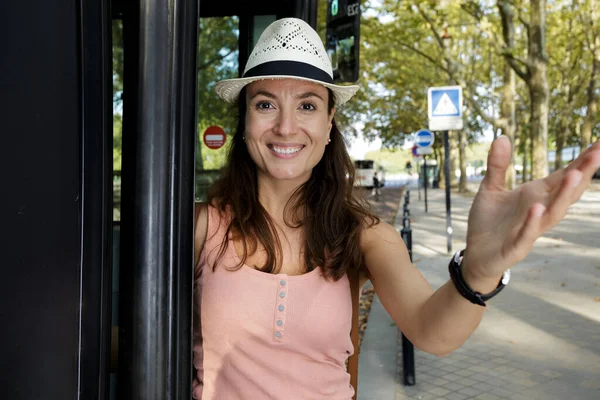 Wanita Bahagia Memiliki Tamasya Bus Wisata — Stok Foto