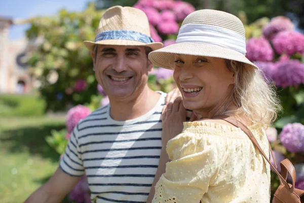 Senioren Paar Mit Hortensienblüten Sommer — Stockfoto