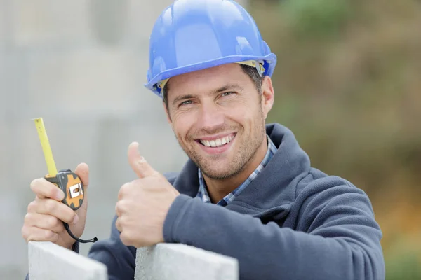 Щасливий Будівельник Показує Великий Палець Вгору — стокове фото