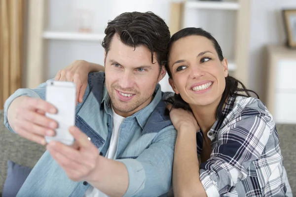 Unga Par Poserar För Selfie Tas Telefon — Stockfoto
