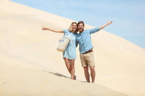 年轻夫妇在沙丘中享受日落 — 图库照片