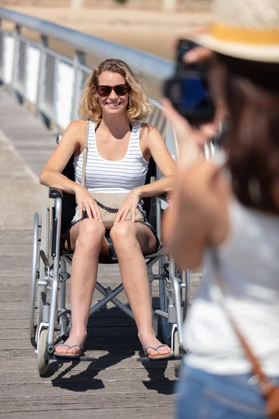 Αναπηρική Καρέκλα Γυναίκα Επίσκεψη Στην Παραλία — Φωτογραφία Αρχείου