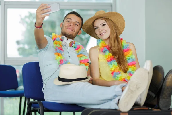 旅行の前に空港で自撮りをするカップルの観光客 — ストック写真