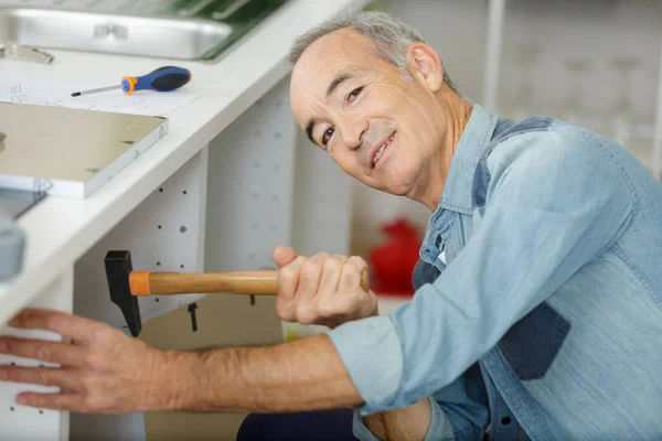 Senior Man Werkt Keuken — Stockfoto