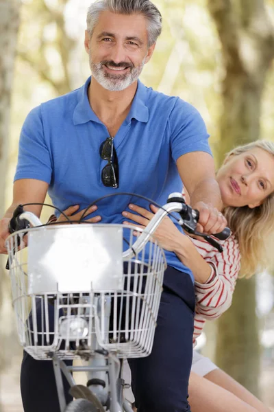 在骑自行车的过程中 一对快乐的成熟夫妇 — 图库照片