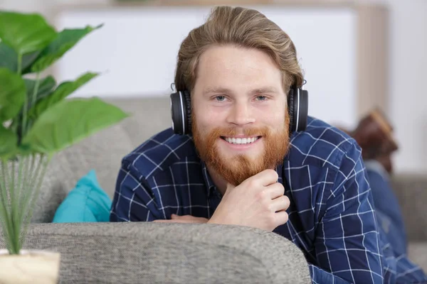 Przystojny Mężczyzna Emocjonalnie Słucha Muzykę Słuchawkami — Zdjęcie stockowe