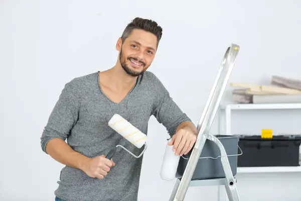 Trabajador Listo Para Pintar Techo Con Rodillo Pintura Escalera — Foto de Stock