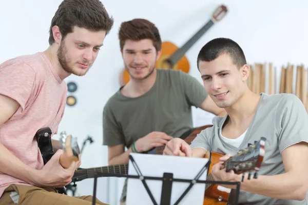 Trois Musiciens Dans Processus Créatif Écriture Une Chanson — Photo