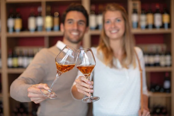 Şarap Dükkanında Kadeh Tokuşturan Çift — Stok fotoğraf