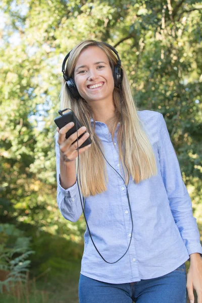 Jonge Vrouw Luisteren Genieten Van Muziek Bos — Stockfoto