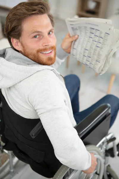 휠체어를 카메라를 장애인 미소짓는 — 스톡 사진