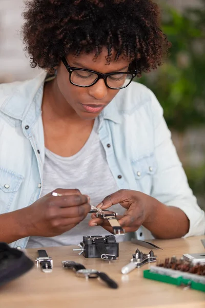 Woman Worker Soldering Circuits Her Workshop — Stock Photo, Image