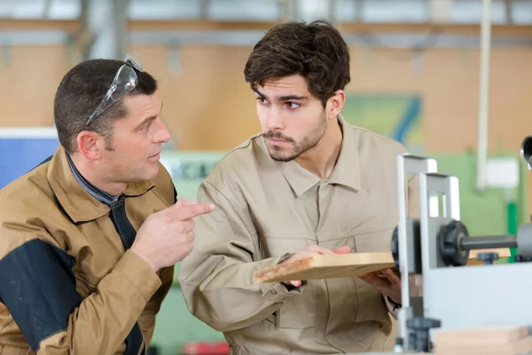 Twee Mannen Monteren Product Timmerwerk Werkplaats — Stockfoto