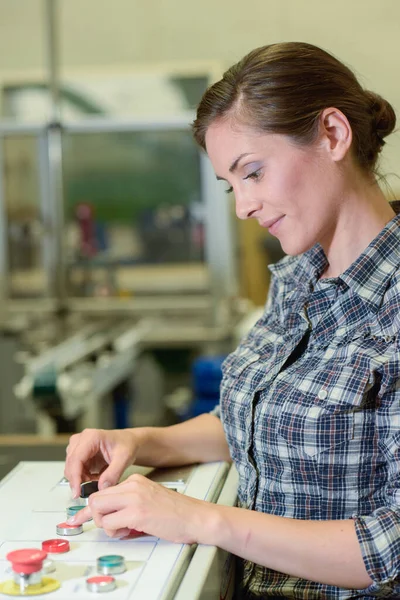 Kadın Fabrikada Makine Kontrolü Yapıyor — Stok fotoğraf