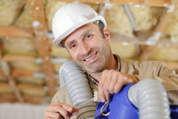 Constructor Masculino Instalación Sistema Ventilación — Foto de Stock
