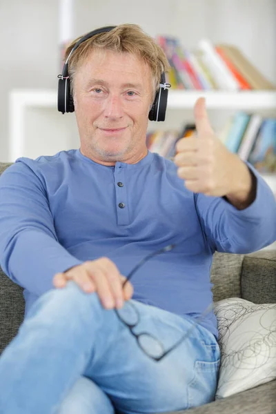 Portret Van Een Man Met Een Hoofdtelefoon — Stockfoto