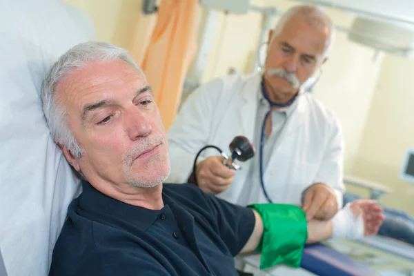 Arzt Überprüft Blutdruck Von Senioren Krankenhaus — Stockfoto
