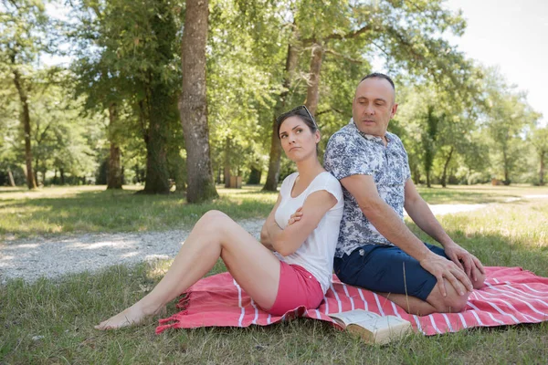 夫婦は公園の毛布の上に座って — ストック写真