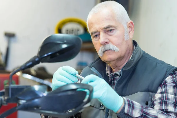 Senior Motorradmechaniker Repariert Ein Klassisches Motorrad — Stockfoto