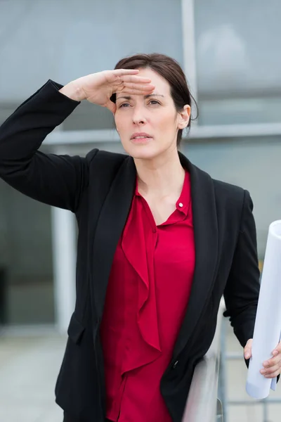 Female Real Estate Project Director Inspecting Area — Stock Photo, Image