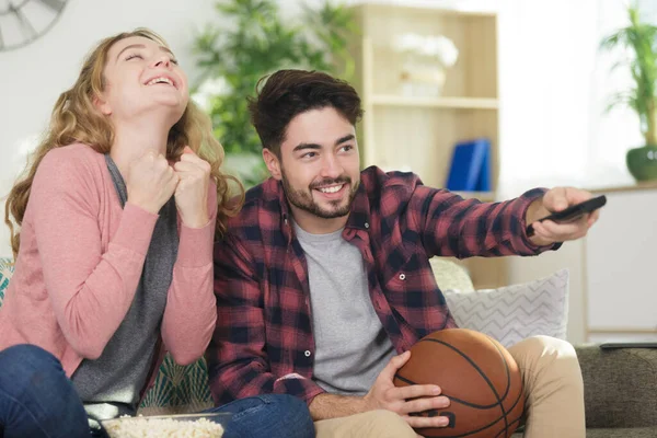 2人のバスケットボールサポーターがテレビを見て — ストック写真