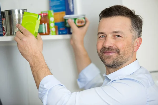 Muž Drží Potraviny Doma — Stock fotografie