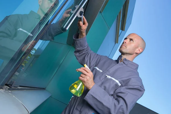 Professioneller Mann Putzt Außenfenster — Stockfoto