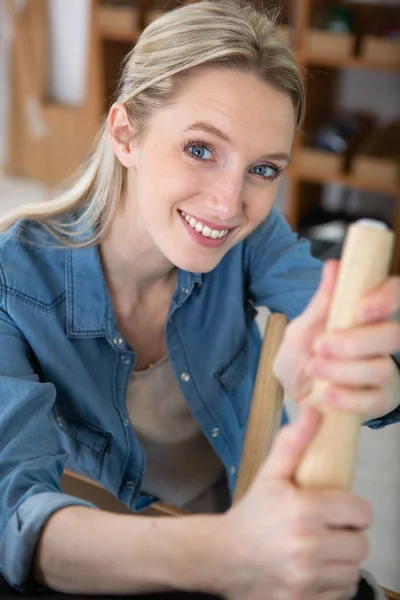 Uma Jovem Mulher Feliz Consertando Uma Cadeira — Fotografia de Stock